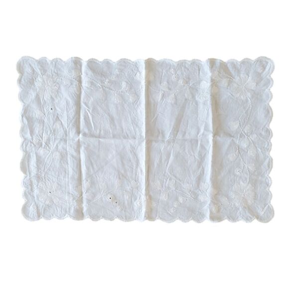 Vintage 1930s Linen Placemat or Doily, White Scalloped Floral Embroidery 23 X 15 - Picture 1 of 8